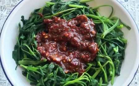 Menyantap Sensasi Baru: Rujak Kangkung Khas Kuningan, Paduan Sehat dan Pedas yang Menggugah Selera