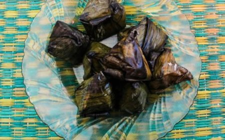 Menggoda Selera dengan Papais Khas Kuningan: Jajanan Tradisional Beras Ketan dan Ketela Pohon yang Dikukus dalam Daun Pisang