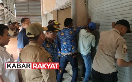 Bertahun-tahun Tidak Bayar Retribusi Pasar, Tim Disperindag Bongkar Rolling Door Kios Dan Los Pedagang