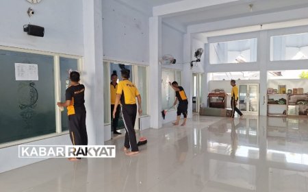 Sambut Bulan Suci Ramadhan 1446 H, Kapolres Sampang dan Kapolsek Torjun Bakti Religi Bersih-bersih Masjid As-Sakinah