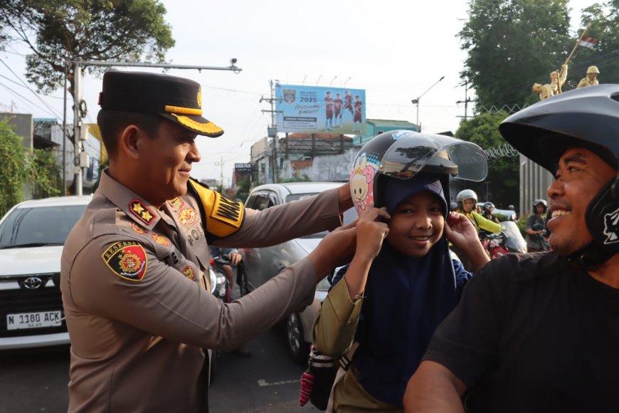 Hari Valentine, Polisi di Banyuwangi Bagikan Cokelat dan Helm Demi Keselamatan Berkendara