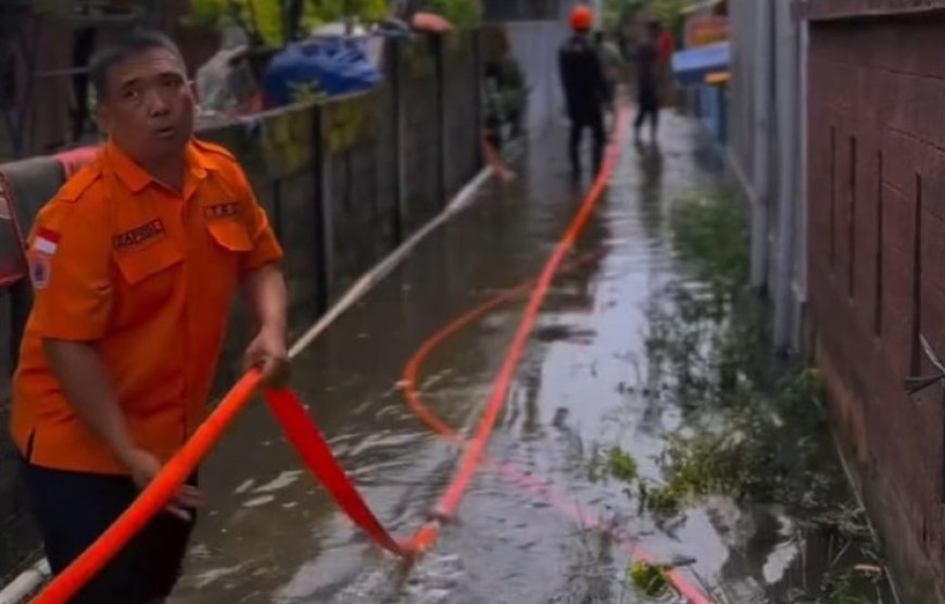 BPBD Banyuwangi Sedot Genangan Air dan Bagikan Nasi Bungkus di Wilayah Terdampak Banjir