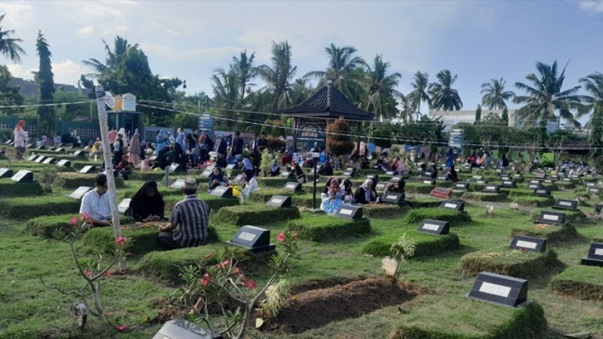 Ratusan Warga Banyuwangi Gelar Ziarah Akbar Makam Leluhur di TPU Taman Surga Kelurahan Tamanbaru Sambut Ramadan 1446 H