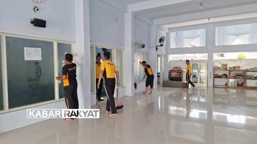 Sambut Bulan Suci Ramadhan 1446 H, Kapolres Sampang dan Kapolsek Torjun Bakti Religi Bersih-bersih Masjid As-Sakinah