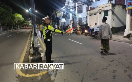 Ciptakan Rasa Aman Saat Salat Tarawih, Satlantas Polres Sampang  Patroli