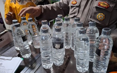 Patroli Rutin jelang Sahur Polisi Situbondo, Sita Puluhan Botol Miras