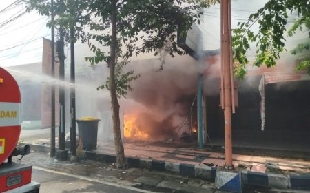 Gerai Ayam Geprek SFC di Jalan HOS Cokroaminoto Kelurahan Mojopanggung Terbakar. Diduga Api Berasal dari Tabung Gas Elpiji Bocor