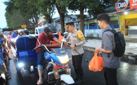 Kapolres Bondowoso Bagi Takjil di Momentum Bulan Suci Ramadhan