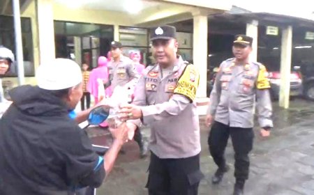 Wujud Kepedulian Polri pada Masyarakat Bondowoso, Polsek Maesan Bagi 200 Takjil