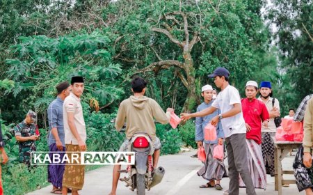 Pendes dan Katar The Brilliant Sampang Bagi-bagi Takjil Gratis