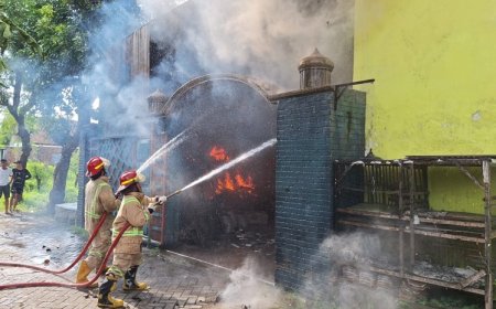 Diduga Bocil Main Api, Gudang Musala di Jombang Dilalap Si Jago Merah