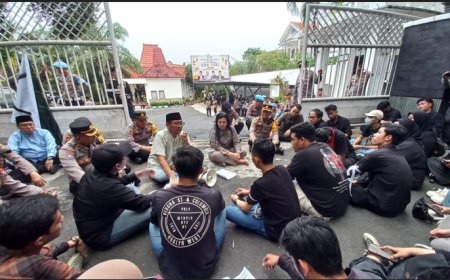 Demo Mahasiswa Tolak  Revisi UU TNI di Banyuwangi Diwarnai Aksi Bakar Ban Hingga Dorong Pintu Pagar DPRD