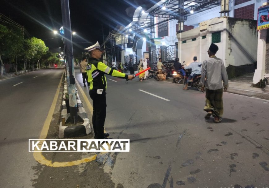 Ciptakan Rasa Aman Saat Salat Tarawih, Satlantas Polres Sampang  Patroli