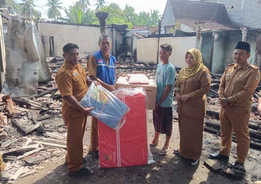 Wabup Situbondo Salurkan bantuan ke Rumah Warga yang Terbakar