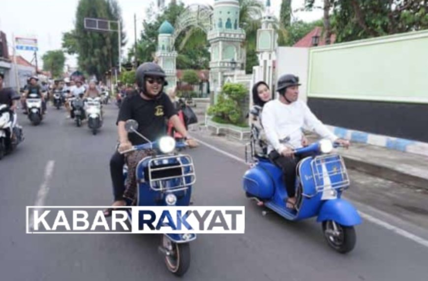 Ala Tempo Dulu Bupati Sampang, Sapa Rakyatnya Menaiki Vespa Bersama Ny Selviana