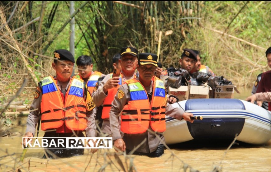 Kapolres Sampang Berikan Bantuan Langsung Kepada Masyarakat Terdampak Banjir