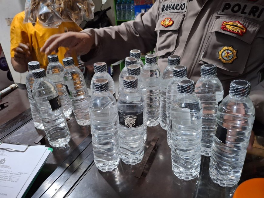 Patroli Rutin jelang Sahur Polisi Situbondo, Sita Puluhan Botol Miras