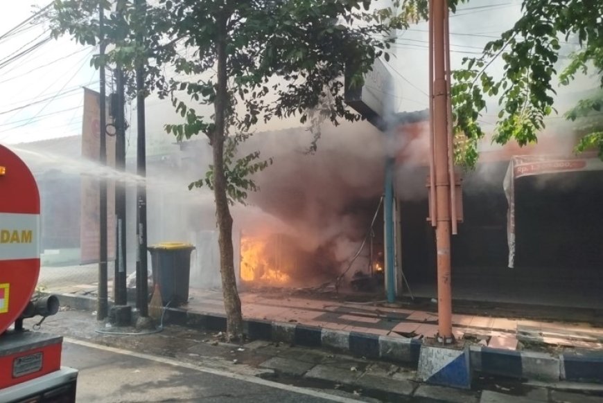 Gerai Ayam Geprek SFC di Jalan HOS Cokroaminoto Kelurahan Mojopanggung Terbakar. Diduga Api Berasal dari Tabung Gas Elpiji Bocor