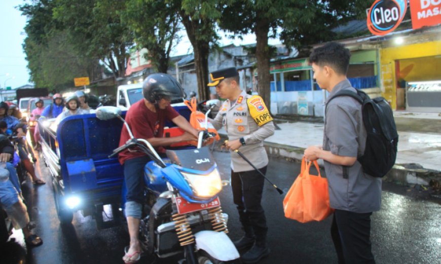 Kapolres Bondowoso Bagi Takjil di Momentum Bulan Suci Ramadhan