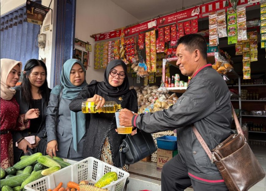 Pastikan Tidak Ada Kecurangan, Komisi II DPRD Banyuwangi Sidak Produk MINYAKITA di Pasar Blambangan