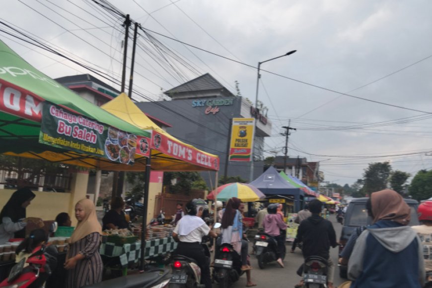 Hujan Masih Jadi Kendala Utama Pedagang Kaki Lima Kalisat