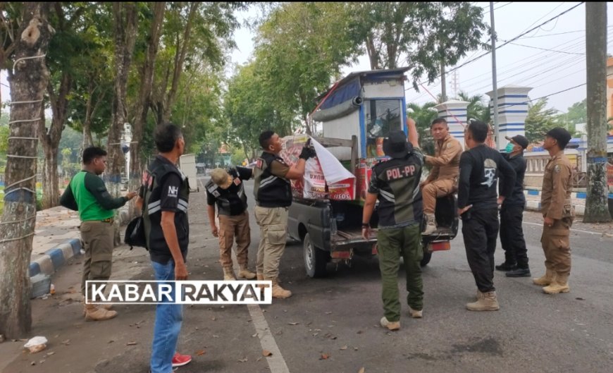 Anggota Satpol-PP Sampang Tindak Tegas PKL Jualan Sekitar Alun-alun