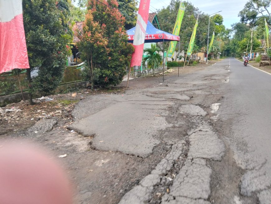 Gus Fawait Sidak Toilet Tawangalun, Aktivis Jember: Jalan Rusak Jauh Lebih Penting