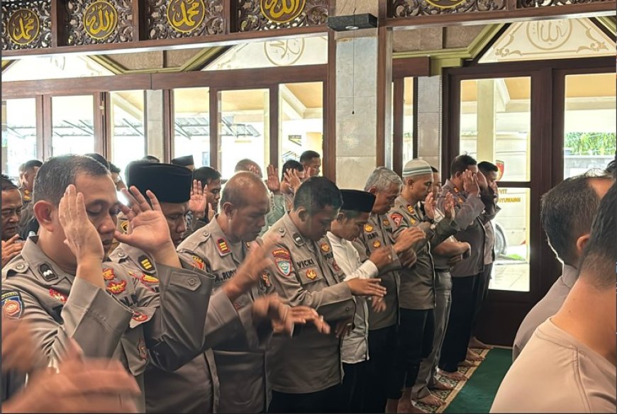 Jajaran Polresta Banyuwangi Melaksanakan Shalat Ghaib untuk Tiga Anggota Polri yang Gugur Saat Jalankan Tugas