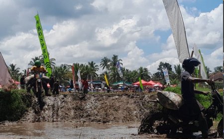 Puluhan Buruh Angkut Gabah di Desa Parangharjo Kecamatan Songgon Banyuwangi Ikut Lomba Balapan di Sawah Berlumpur