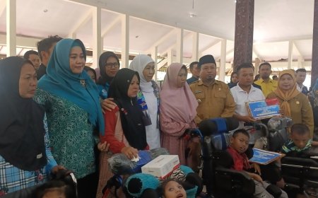 Gubernur Khofifah Serahkan Lima Bansos di Bondowoso, Targetkan Nol Persen Kemiskinan Ekstrem pada September 2025
