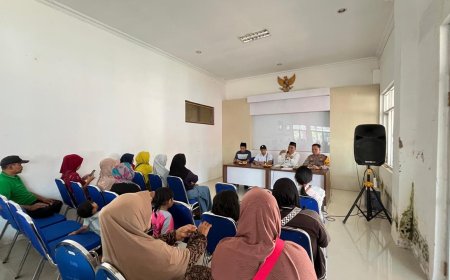 Tuntut Keadilan, Puluhan Pedagang Daging Ayam Pasar Sukowono Datangi Kantor Kecamatan