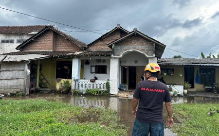 Damkar Bondowoso Tinjau Genangan Air di Belakang SMP Yima, Warga Diimbau Buat Saluran Pembuangan