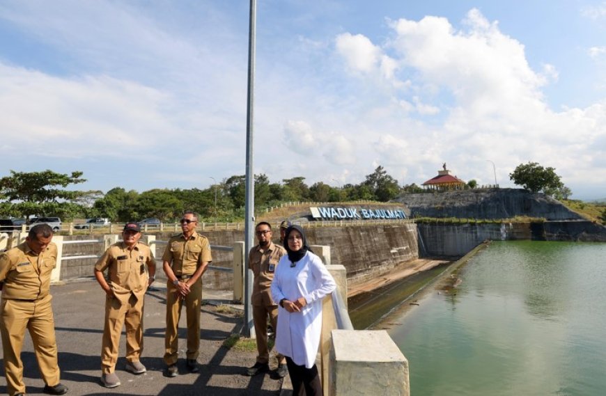 Jaga Ketahanan Pangan Saat Musim Kemarau, Bupati Ipuk Tinjau Ketersediaan Air Irigasi dari Waduk Bajulmati