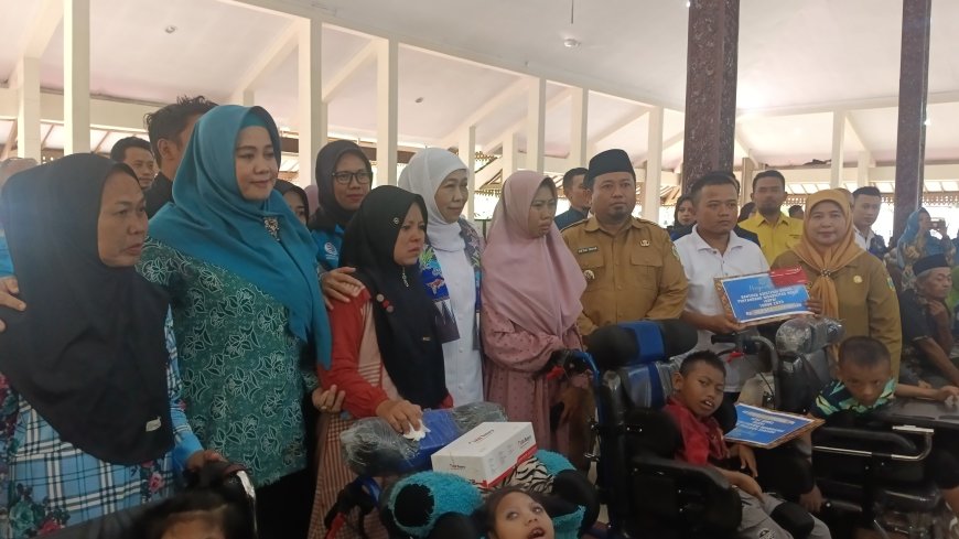 Gubernur Khofifah Serahkan Lima Bansos di Bondowoso, Targetkan Nol Persen Kemiskinan Ekstrem pada September 2025