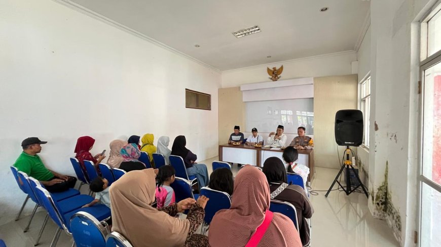 Tuntut Keadilan, Puluhan Pedagang Daging Ayam Pasar Sukowono Datangi Kantor Kecamatan