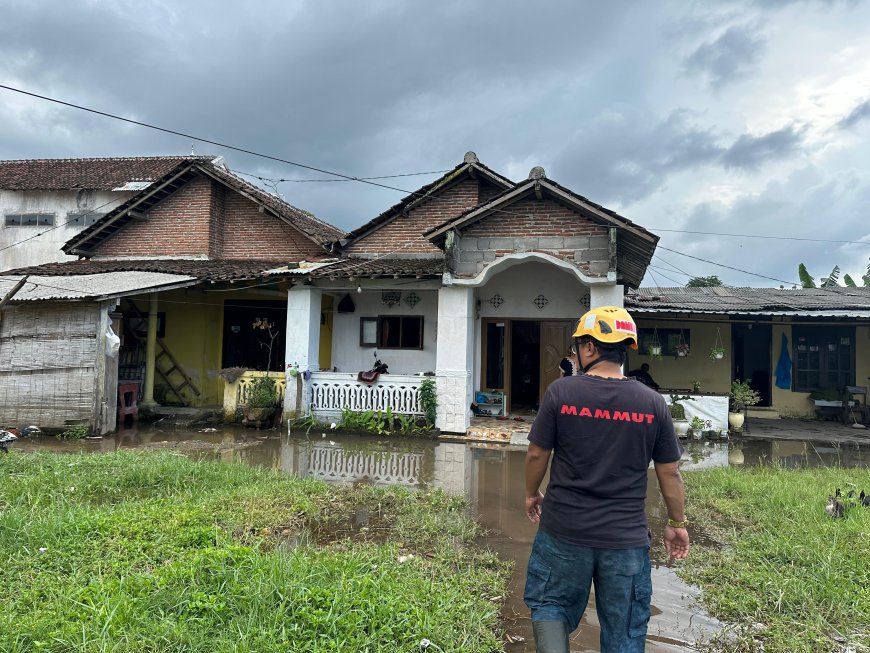 Damkar Bondowoso Tinjau Genangan Air di Belakang SMP Yima, Warga Diimbau Buat Saluran Pembuangan