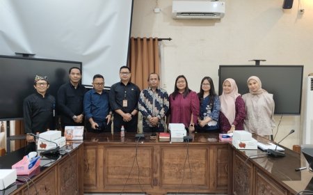 Ketua Bapemperda DPRD Banyuwangi Ahmad Masrohan Menerima Kunjungan Tim Ahli Perancang Undang-Undang DPR RI.