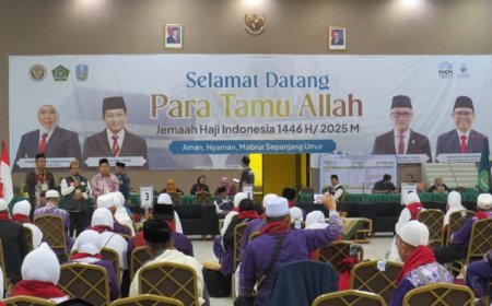 Jemaah Haji Kloter 42 Asal Banyuwangi Jawa Timur Tiba di Tanah Air