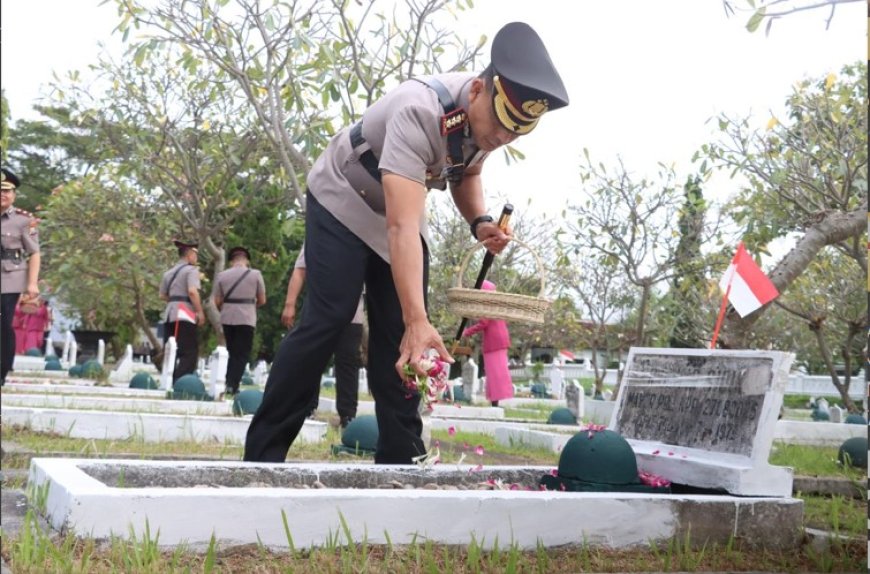 Jelang HUT Bhayangkara ke 79, Jajaran Polresta Banyuwangi Ziarah dan Tabur Bunga Kenang Jasa Pahlawan di TMP Wisma Raga Satria