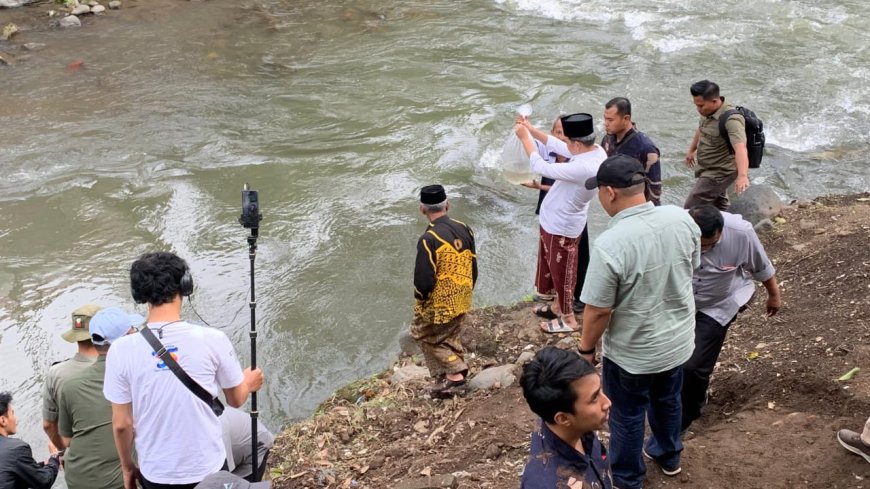 Jaga Ekosistem Sungai, Bupati Jember Tebar Ribuan Benih Ikan di Silo