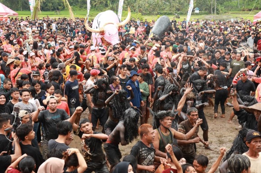 Ribuan Orang Ramaikan Ritual Adat Keboan Aliyan Banyuwangi