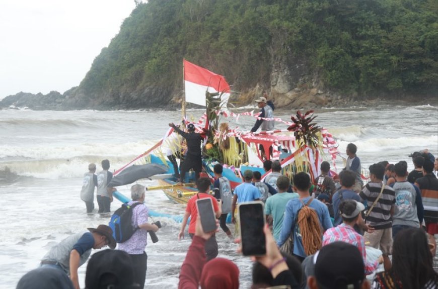 Petik Laut Lampon, Ritual Turun-temurun di Banyuwangi sebagai Ungkapan Syukur Nelayan