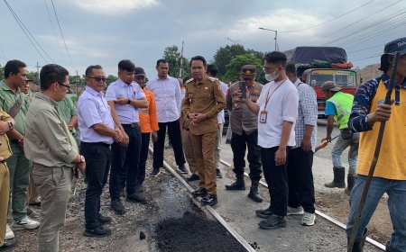 Pemkab Jember Turun Tangan Perbaiki Jalan Rusak di Lintasan Rel Pecoro