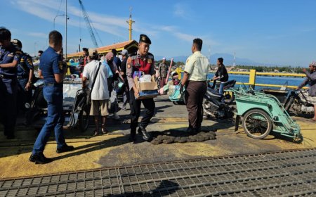 Pasca Hari Bhayangkara, Polisi Situbondo Bantu Penumpang di Pelabuhan Jangkar