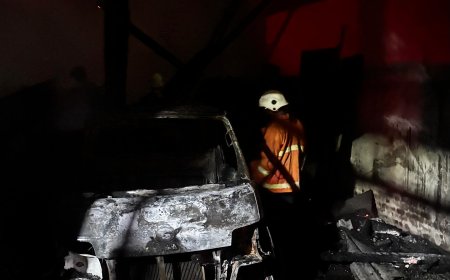 Respons Cepat Damkar Bondowoso Cegah Api Merembet ke Permukiman Warga