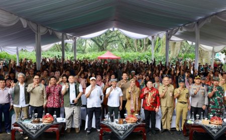 Menhut Serahkan  SK Persetujuan Pelepasan Kawasan Hutan untuk Warga Pancer Banyuwangi