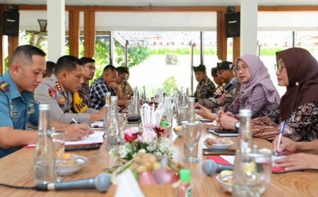 Urai Kemacetan Jalur Situbondo-Banyuwangi, Bupati Ipuk Ajukan Bantuan Penambahan Kapal di Pelabuhan Ketapang