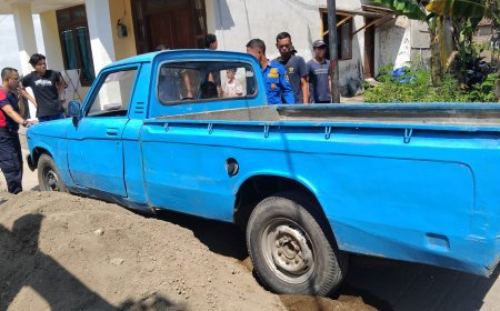 Mobil Mogok Terjebak di Gang Sempit, Damkar Bondowoso Lakukan Evakuasi