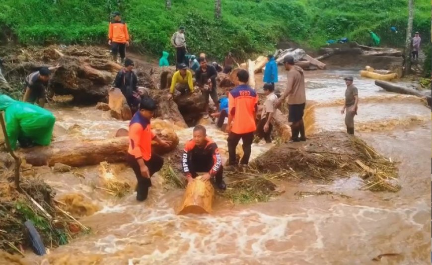 Hujan Insentitas Tinggi, Bupati Ipuk Minta Seluruh OPD Siaga dan Respon Cepat Lakukan Antisipasi