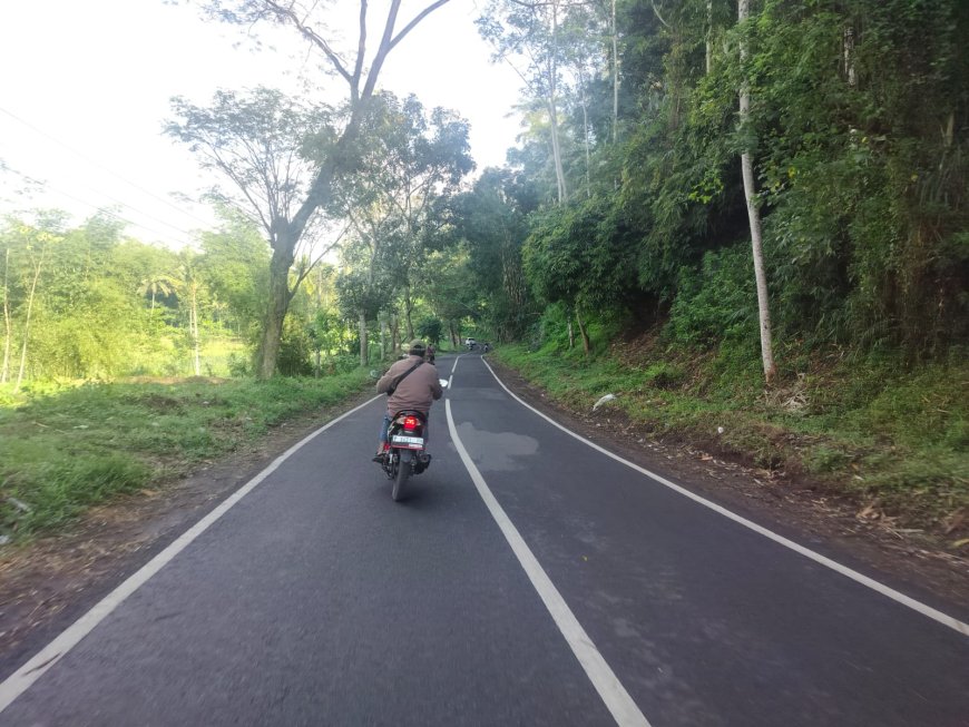 Sepuluh Kali Ganti Bupati, Jalan Utama di Ledokombo Ini Tetap Gelap dan Sepi
